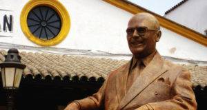 Y Apareció el Monumento de Zoilo Ruiz Mateos Monumento a Zoilo Ruiz Mateos