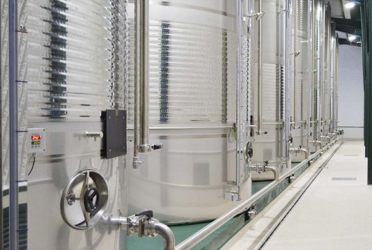 José Estévez, S.A. invierte 1,5 millones de euros en nuevas tecnologías en su Planta de Vendimia Detalle de la nueva planta de fermentación
