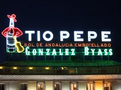 El luminoso de Tío Pepe con la #horadelplaneta Liminoso Tío Pepe