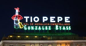 El luminoso de Tío Pepe con la #horadelplaneta Liminoso Tío Pepe
