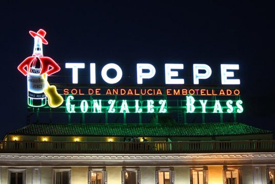 El luminoso de Tío Pepe con la #horadelplaneta Liminoso Tío Pepe