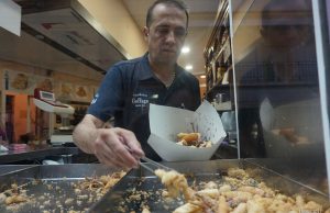 Tío Pepe y La Sacristía del Caminante en el Uniforme del Freidor Freidor La gallega