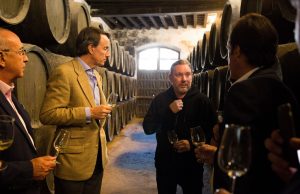 Albert Adriá Firma Una Bota Tío Pepe En González Byass Albert Adriá en Gonzalez Byass