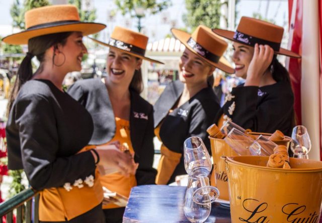 azafatas La Guita en la Feria de Abril