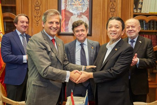 El empresario filipino Lucio Co entra en el capital de las Bodegas Williams&Humbert William y Lucio Co