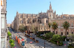 Los Vinos de Jerez estarán presentes en Sevilla con Antonio Flores Tranvía Tío Pepe