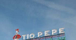 Tío Pepe con la Hora del Planeta Luminoso Tío Pepe