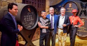 Jack Ma, Presidente de Alibaba Group, Firma una Bota Tío Pepe Visita GB