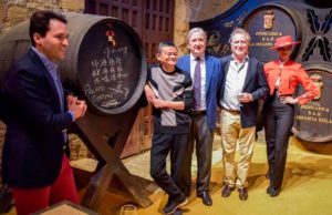 Jack Ma, Presidente de Alibaba Group, Firma una Bota Tío Pepe Visita GB