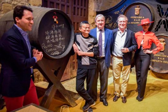 Jack Ma, Presidente de Alibaba Group, Firma una Bota Tío Pepe Visita GB