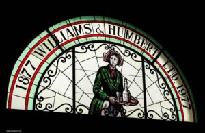 Bodegas Williams & Humbert por Paco Barroso Cristalera con el logotipo de Williams & Humbert