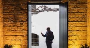 Bodegas Tío Pepe Dona Una Bota de Fino a la Subasta «50 Best For Recovery» Bodegas González Byass por Paco Barroso