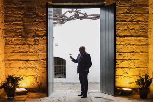 Bodegas Tío Pepe Dona Una Bota de Fino a la Subasta «50 Best For Recovery» Bodegas González Byass por Paco Barroso