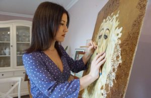 Nuevo Cartel de Inma Peña de La Sacristía del Caminante para La Semana Santa 2020 La artista plástica Inma Peña en su estudio