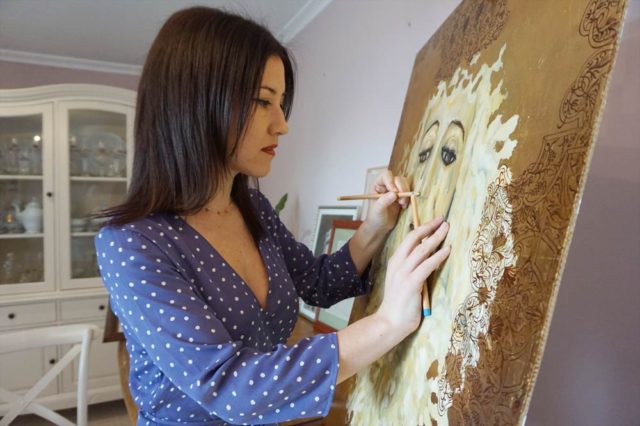 La artista plástica Inma Peña en su estudio