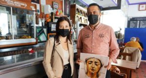 El cartel de Semana Santa 2021 de La Sacristía del Caminante ya está en la Calle. La artista Inma Peña entrega el Cartel de Semana Santa 2021 a Antonio Boina de Freiduría Gallega El Nuevo Jerezano.