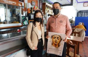 El cartel de Semana Santa 2021 de La Sacristía del Caminante ya está en la Calle. La artista Inma Peña entrega el Cartel de Semana Santa 2021 a Antonio Boina de Freiduría Gallega El Nuevo Jerezano.