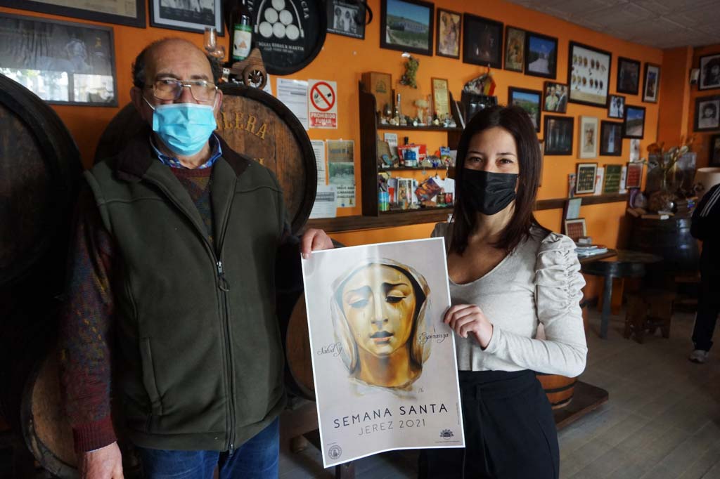 La artista Inma Peña entrega el Cartel de Semana Santa 2021 a José María Martín en la Bodeguita de Bodega La Constancia.