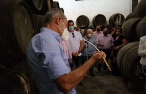 Un brindis a pie de Bota por Elías González Elías González