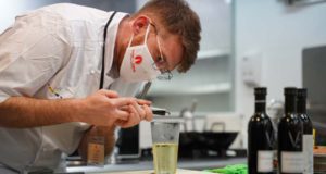 Rubén Torres Cano conquista al jurado del VI Concurso Gastronómico Cocina con Esencia Rubén Torres Cano conquista al jurado del VI Concurso Gastronómico Cocina con Esencia