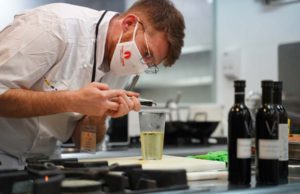 Rubén Torres Cano conquista al jurado del VI Concurso Gastronómico Cocina con Esencia Rubén Torres Cano conquista al jurado del VI Concurso Gastronómico Cocina con Esencia