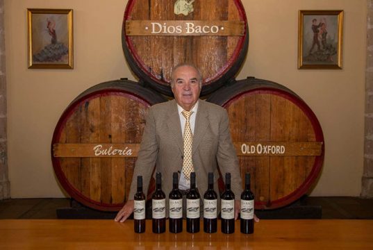 La bodega jerezana Dios Baco celebra su 30 aniversario José Páez con la nueva imagen de la Gama Dios Baco