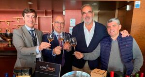 Grupo Don Raimundo une Sevilla y Sanlúcar de Barrameda con más de veinte manzanillas Izquierda a derecha Gabriel Raya, Carlos Montero, Antonio Barbadillo y Juan Manuel Sánchez