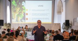 SherryMaster por Tío pepe, La Formación del Vino de Jerez desde otro Prisma SherryMaster 2023, Antonio Flores, enólogo de González Byass impartiendo una Cata