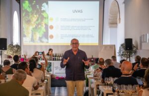 SherryMaster por Tío pepe, La Formación del Vino de Jerez desde otro Prisma SherryMaster 2023, Antonio Flores, enólogo de González Byass impartiendo una Cata