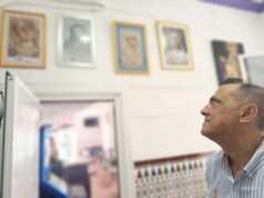 El Nuevo Jerezano, lugar de referencia cofrade para la Magna Mariana Antonio Sañudo contempla la cartelería de Inma Peña