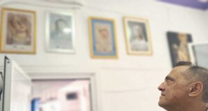 El Nuevo Jerezano, lugar de referencia cofrade para la Magna Mariana Antonio Sañudo contempla la cartelería de Inma Peña